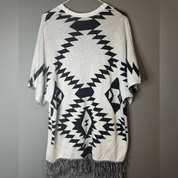 Dynamite size xs-s geometric Aztec fringed Monochrome Knit Sweater - Picture 2 of 5
